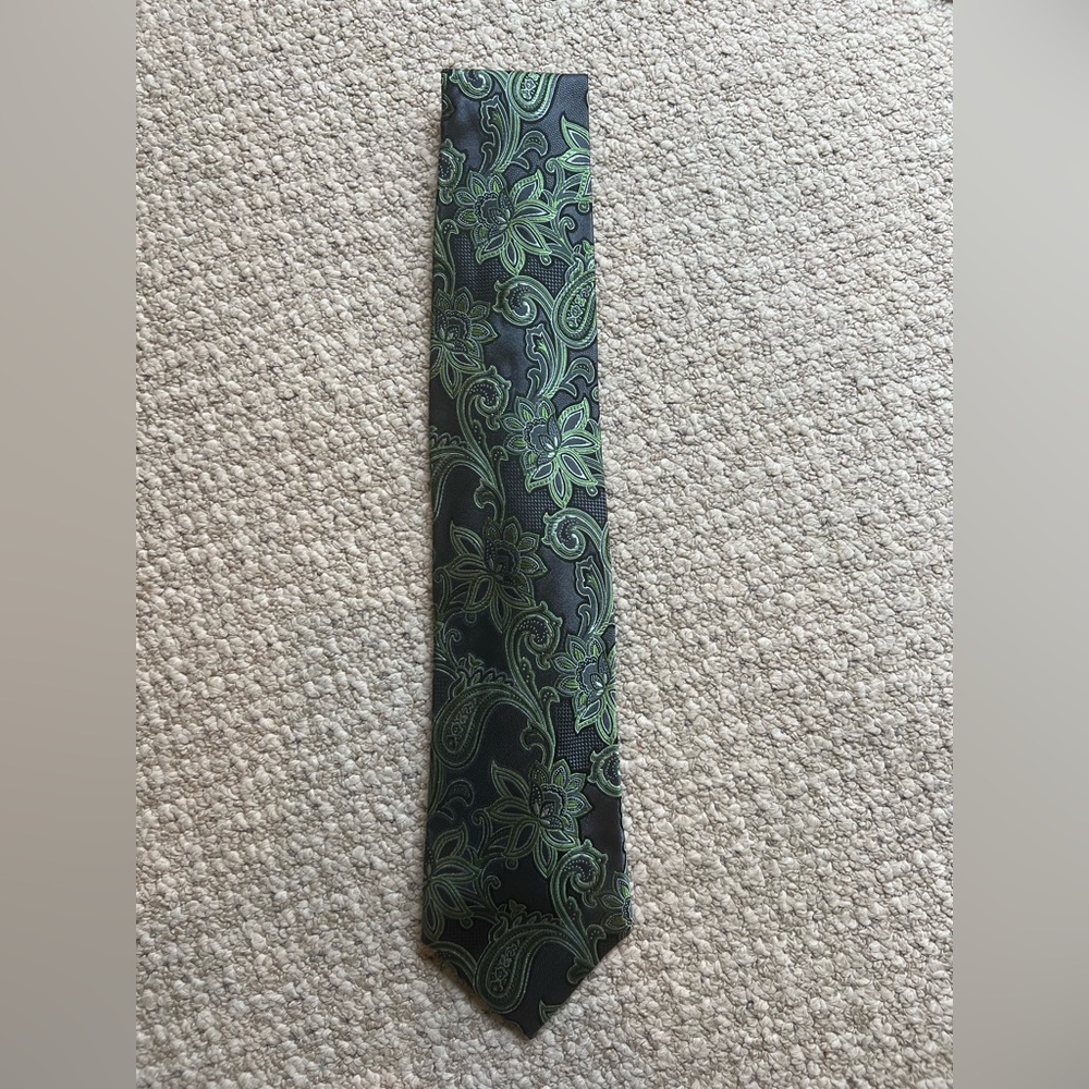 Geoffrey Beene Elegant Charcoal and Green Paisley Tie
